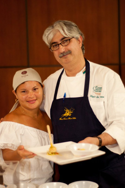 A chef Monica Rangel e a boieira Maria da Conceição assinam o  peixe frito com açaí